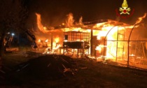 Incendio a mezzanotte in un magazzino di un'azienda agricola ad Almese