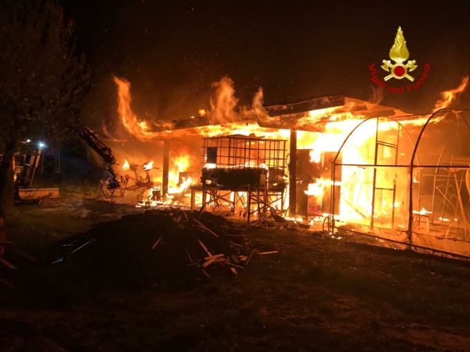 Incendio a mezzanotte in un magazzino di un’azienda agricola ad Almese