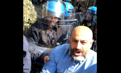Proteste a Torino, Paragone tenta di forzare posto di blocco: “Sono un parlamentare, o mi fate passare o mi arrestate"