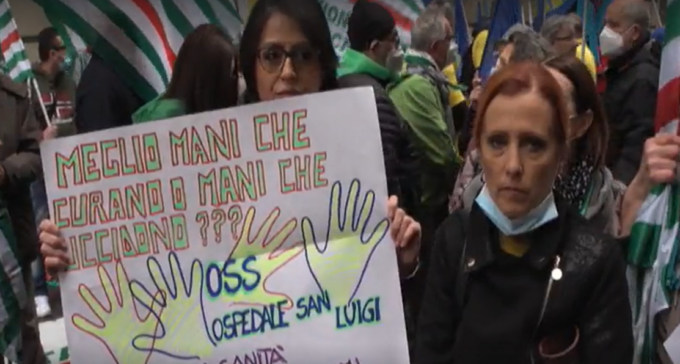 Protesta degli operatori sanitari davanti al Consiglio Regionale del Piemonte: “Chiediamo di essere stabilizzati”