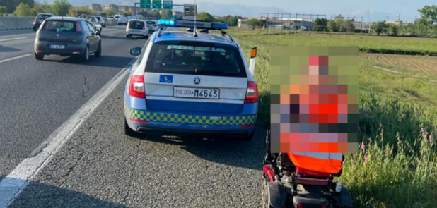 Pensionato si perde e imbocca la tangenziale con la carrozzina elettrica