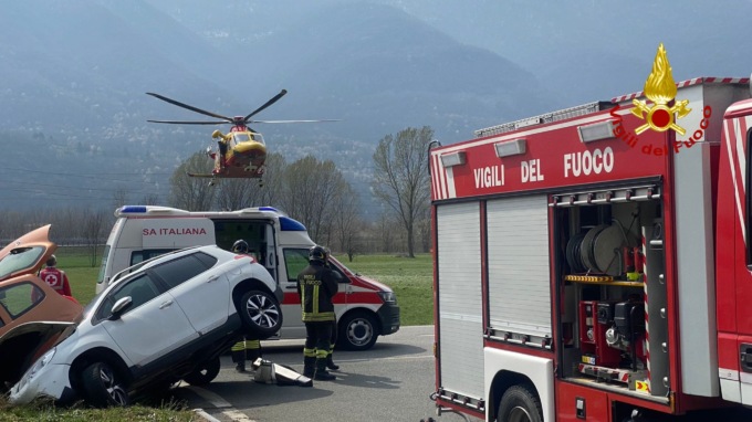 Schianto tra due auto a Condove: due feriti, uno incastrato nell’abitacolo