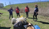 'Volontari per l'ambiente' ripuliscono dai rifiuti l'area verde del quartiere Castello di Nichelino