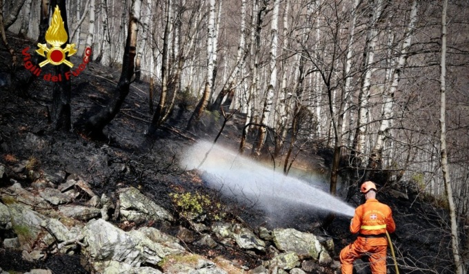 Le foto dell’incendio in Val Chiusella domato dopo tre giorni di lavoro