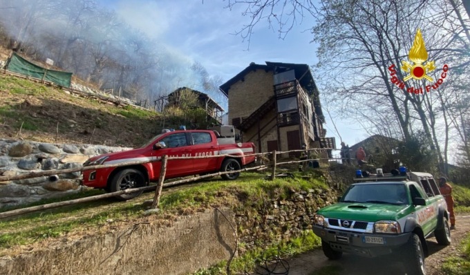 Bruciano alcune baite e una porzione di bosco, a Giaveno arrivano i Vigili del Fuoco