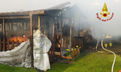 Paura a Villar Pellice, due bungalow prendono fuoco in campeggio