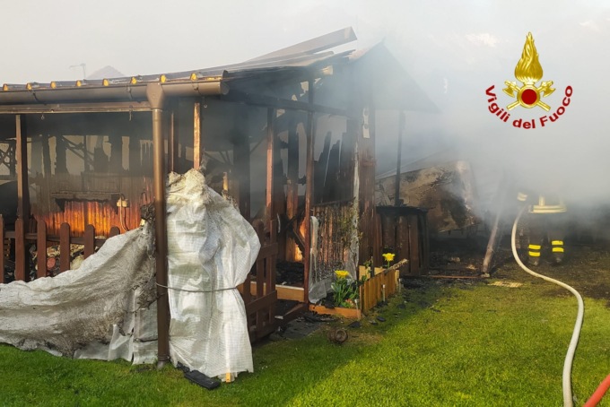 Paura a Villar Pellice, due bungalow prendono fuoco in campeggio