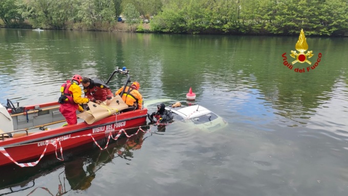 Le foto dell’auto precipitata nel fiume Po mentre il proprietario ballava in discoteca
