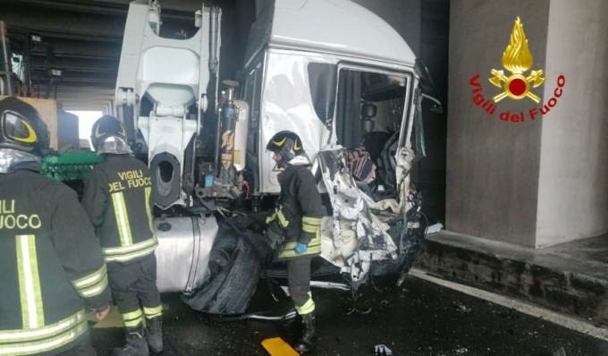 Incidente sulla A5, tir si schianta in galleria e perde carburante
