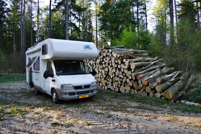 Una casa chiusa su quattro ruote: sull’Elvo a prostitute… in camper