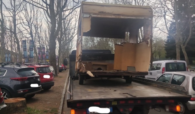 Più decoro in città, rimossa in piazza d’Armi la carcassa della roulotte bruciata