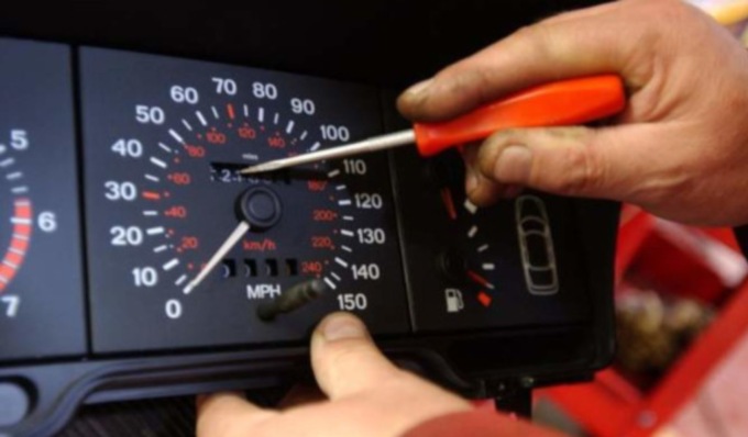 “Ringiovanisce” l’auto alterando il contachilometri, denunciato titolare di autosalone del Torinese