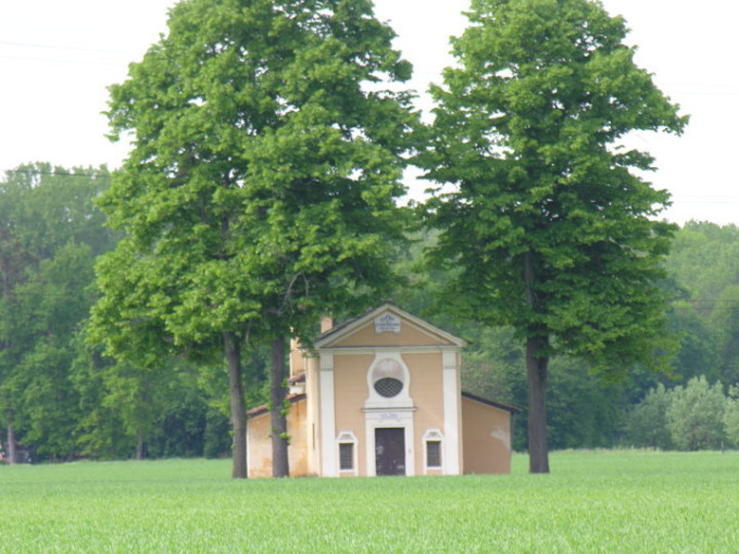 Danneggiata da un gruppo di ragazzini la porta del santuario di Vicomanino a Stupinigi
