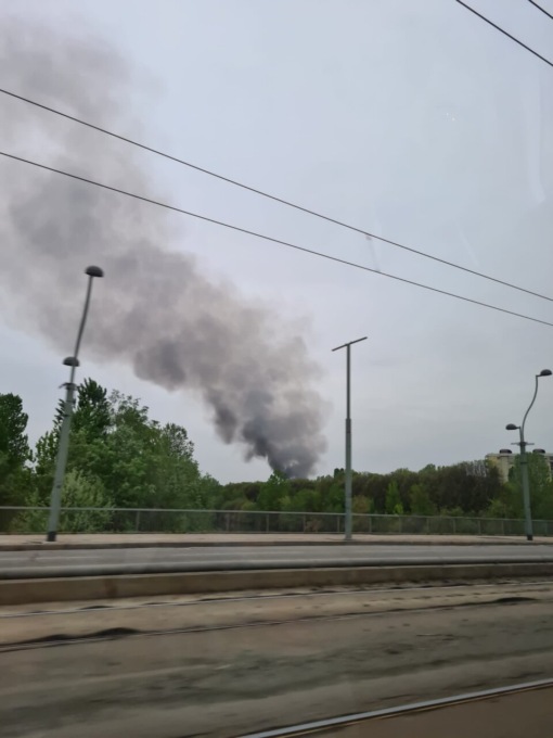 Incendio in un capannone in via della Barberina. In cenere diversi pneumatici