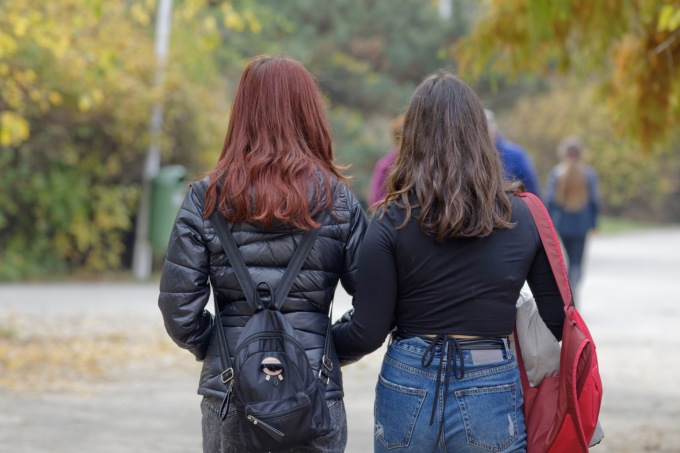 La figlia 16enne è lesbica e i genitori la portano dall’esorcista per farla curare