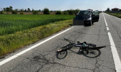 Tragico incidente: urtato in bici da un'auto cade in un fosso e muore