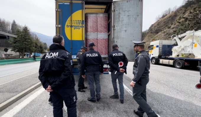 Il doppio fondo funziona ancora: pensionato fermato con 60 chili di hashish in auto