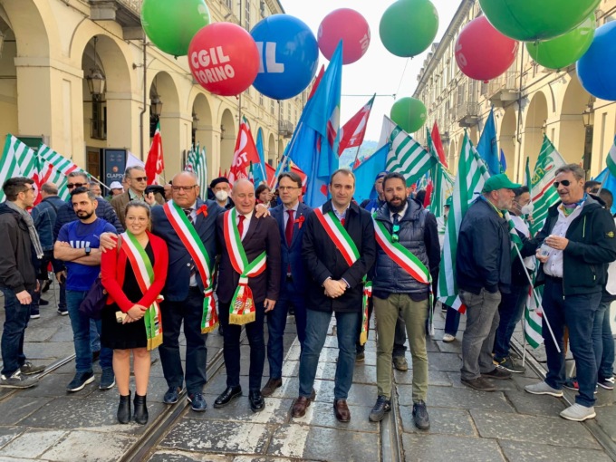 Torino scende in piazza per il 1 maggio: capofila il sindaco Lo Russo. Tafferugli con antagonisti e rider