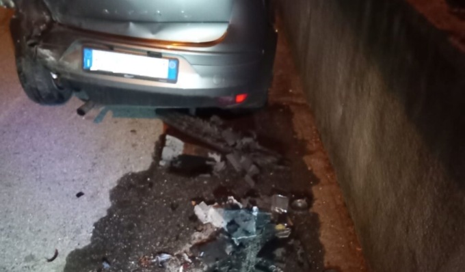 Centra tre auto in sosta, abbatte un centralina del gas e poi fugge ma perde la targa…