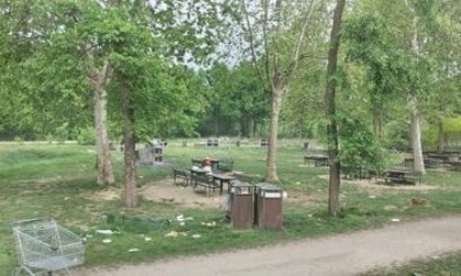 Sozzoni lasciano sporca l'area picnic al Parco del Boschetto di Nichelino - Le immagini