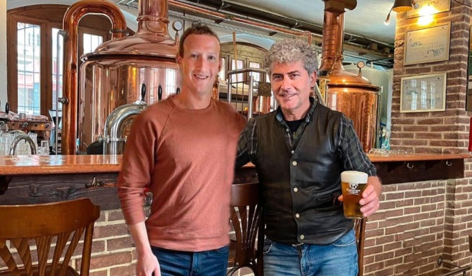 Mark Zuckerberg al Birrificio Torino: “Sono very happy di essere qui con il mio friend Mauro”