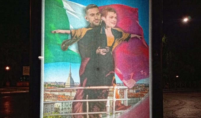 Mahmood e Blanco in versione Titanic, i manifesti di buon augurio del Bansky torinese