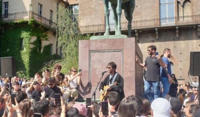 Eurovision Torino 2022: boom di persone in piazza Castello per assistere al concerto all’aperto di Gazzelle