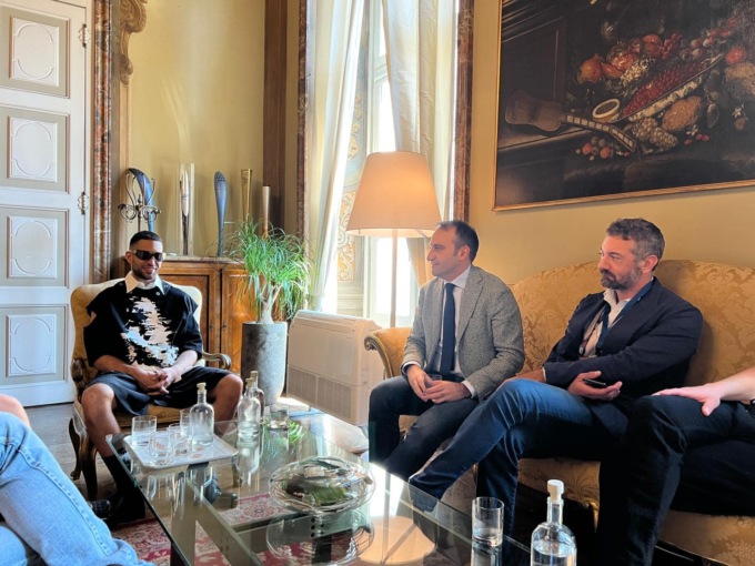 Eurovision Torino 2022: bagno di folla durante il tour di Mahmood e Blanco nel centro città