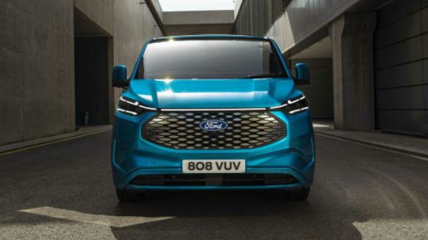 Ford entra nel futuro: ecco l’E-Transit Custom