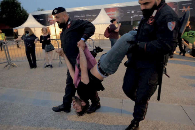 Attivisti bloccano gli ingressi all’Eurovision: trascinati via di peso, 70 identificati