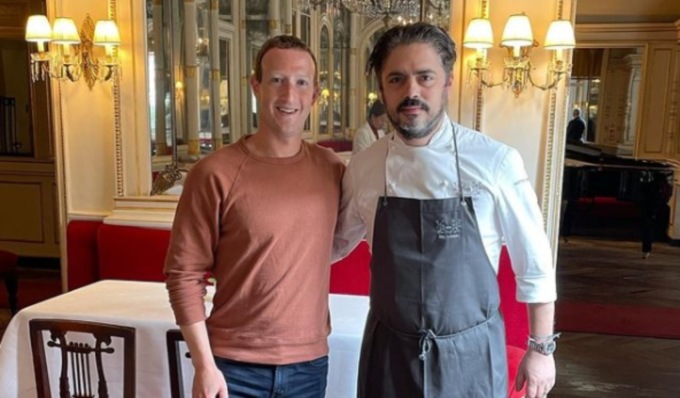 Mark Zuckerberg (a sorpresa) a Torino: per il papà di Facebook visita al Museo Egizio e pranzo al Ristorante Del Cambio