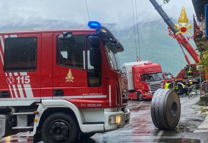 Paura sulla statale 25, mezzo pesante perde due bobine di ferro da quattro tonnellate ciascuna