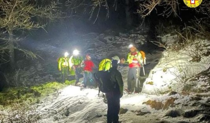 Escursionista si perde nei boschi, trovata in condizioni di ipotermia