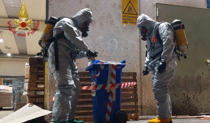 Paura in un magazzino a Rivoli per lo sversamento di perossido di idrogeno