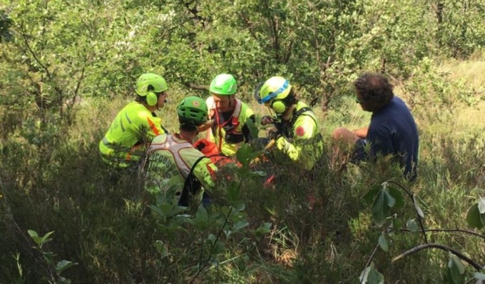 Si frattura una gamba nei boschi del Moncuni, escursionista recuperata dall’elisoccorso