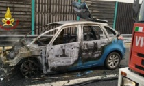 Auto prende fuoco in tangenziale, conducente salvo e mezzo distrutto