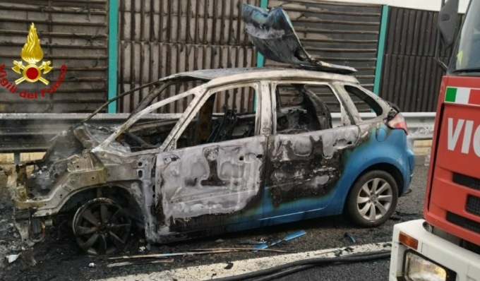 Auto prende fuoco in tangenziale, conducente salvo e mezzo distrutto