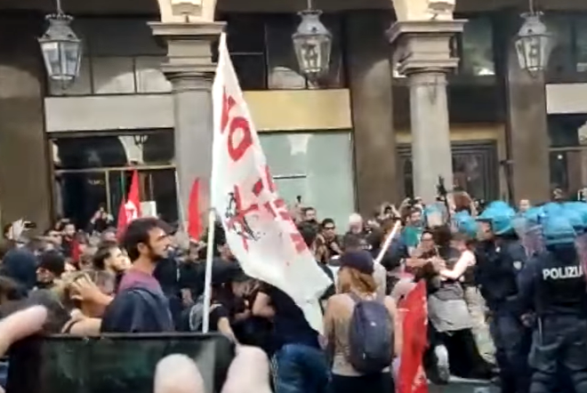 Corteo del 1 Maggio, scontri tra via Roma e piazza Castello: 8 agenti del reparto mobile rimasti contusi