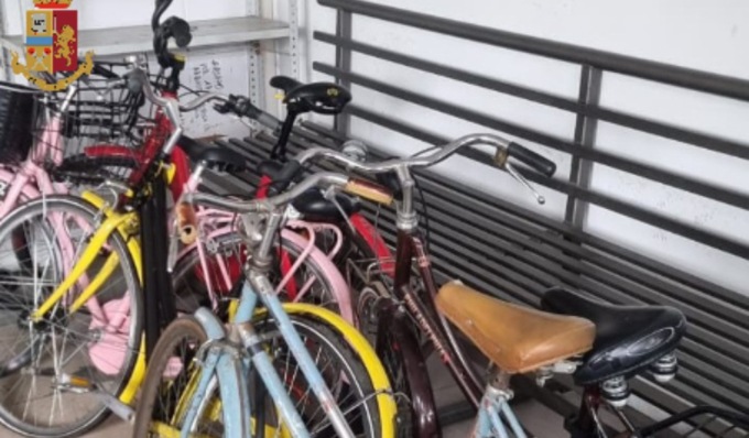 Scoperto “collezionista” di biciclette rubate: dopo il furto venivano riverniciate e messe in vendita
