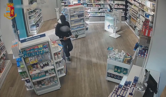 Arrestato rapinatore di farmacie: 12 i colpi messi a segno armato di bastoni e spranghe