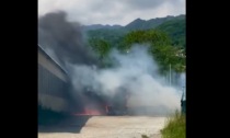 Autobus distrutto dalle fiamme nel deposito Gtt di Condove