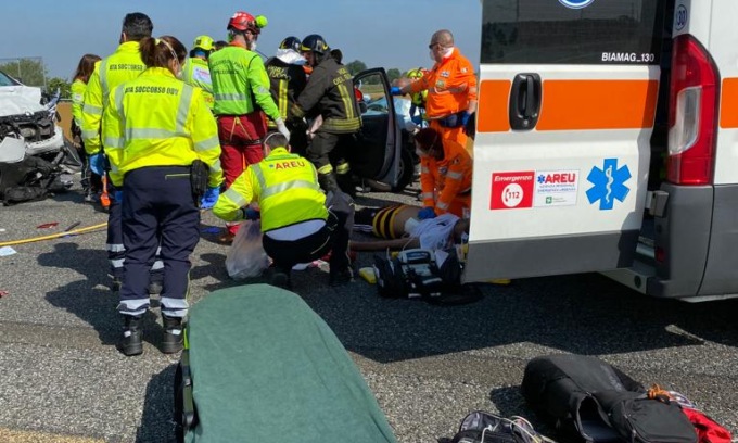 Quattro morti sulla Torino-Milano nello schianto tra un’auto e un furgone
