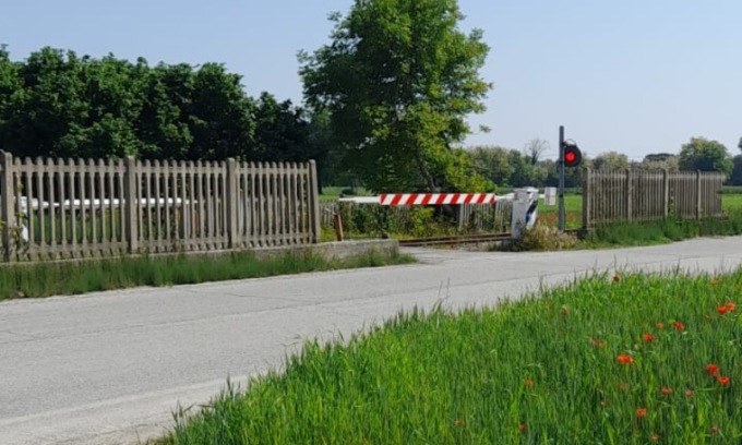 La linea ferroviaria è chiusa da tempo, ma il passaggio a livello s’abbassa: aspettava un treno fantasma?