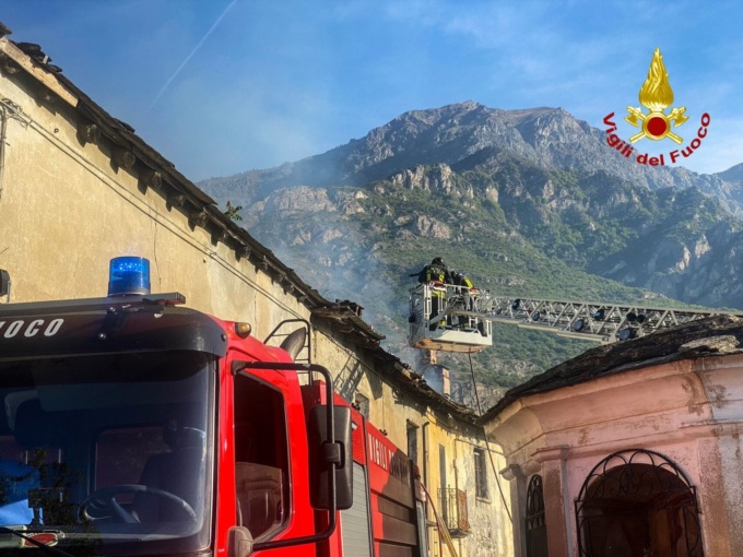 Incendio a Bussoleno, in fiamme una casa disabitata