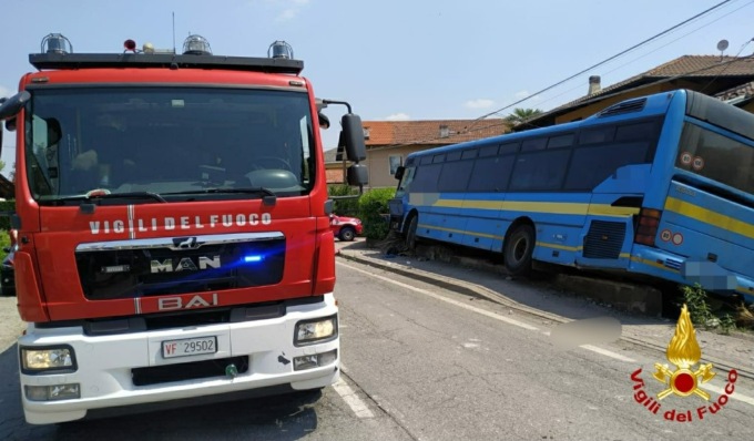 Lo schianto contro un’auto, poi il bus Gtt finisce contro la recinzione di una casa