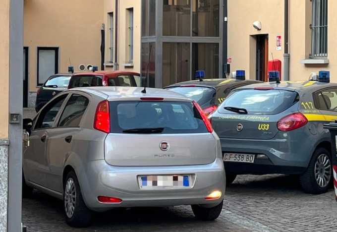 Percepiscono il reddito di cittadinanza e lavorano in nero in due noti locali della città