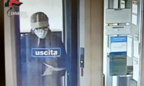 Nascosti dalle mascherine, rapinano banca armati di pistola e coltelli: bottino di 500mila euro