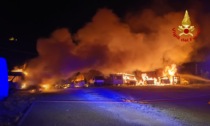 Incendio in rimessaggio camper, le foto dei 6 mezzi avvolti dalle fiamme