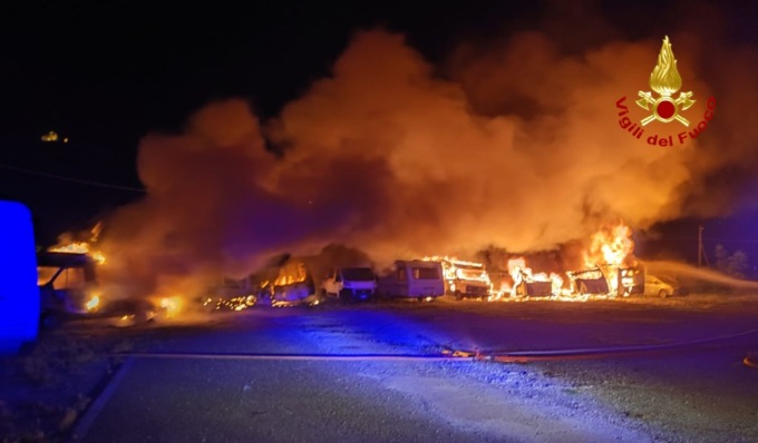 Incendio in rimessaggio camper, le foto dei 6 mezzi avvolti dalle fiamme