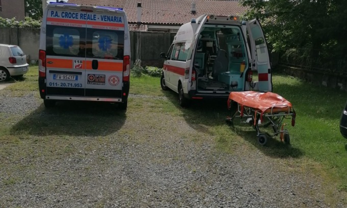 Tragedia nel Torinese: poliziotto litiga con la madre e le spara, poi si suicida